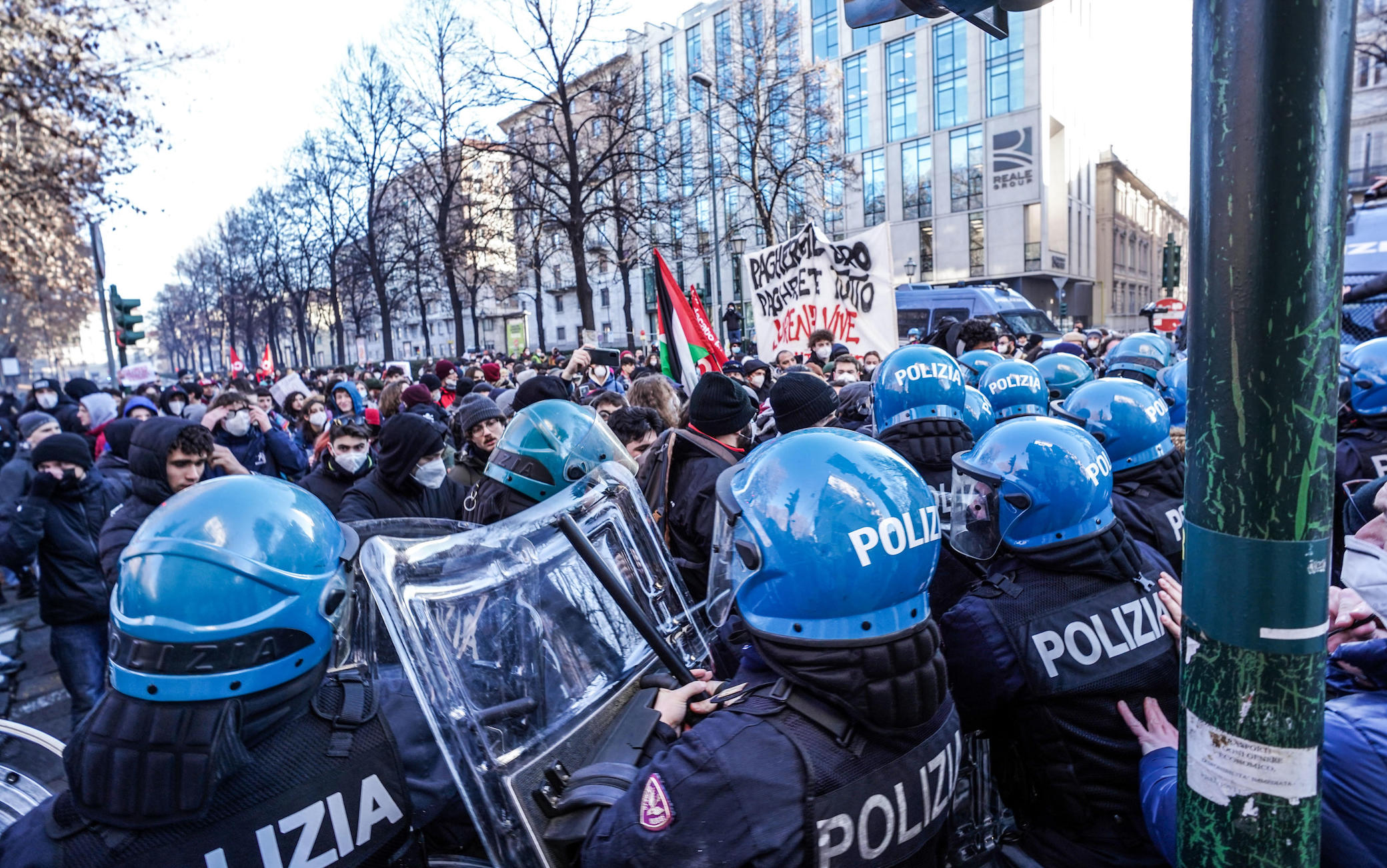 SCUOLA LAVORO: SCONTRI CON POLIZIA RISPONDONO A LOGICHE MANIPOLATORIE PROFESSIONISTI DISORDINE