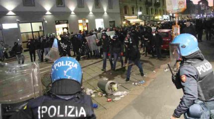 TORINO, ASSALTO ANARCHICO A VOLANTE POLIZIA: SENTENZA SANCISCE IMPUNITA' A CHI AGGREDISCE FORZE DELL'ORDINE