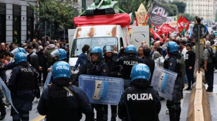 G7 NAPOLI: POLIZIA RESPINGE VIOLENTI CON EQUILIBRIO