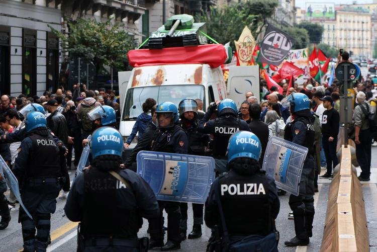 G7 NAPOLI: POLIZIA RESPINGE VIOLENTI CON EQUILIBRIO